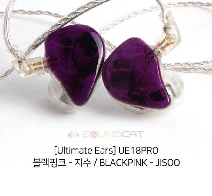 JISOO đang sử dụng một cặp tai nghe UE18PRO đến từ thương hiệu Ultimate Ears. Đây là mẫu tai nghe đã được ra mắt từ năm 2010 và khi đó có giá bán khoảng 1.350 USD chưa kể đến các chi phí tuỳ chỉnh theo yêu cầu của người mua. Đến nay, chiếc tai nghe này đã có một phiên bản tiếp theo là UE 18+ PRO. Điểm đặc biệt của UE18PRO nằm ở việc nó có tới 6 driver âm thanh mỗi bên tai. PCMag từng nhận xét: “Ai cần một chiếc tai nghe có 6 driver mỗi tai? Có lẽ là rất ít người. Nó hoàn toàn không cần thiết, ngay cả với dân chuyên nghiệp.” (Ảnh: Soompi)