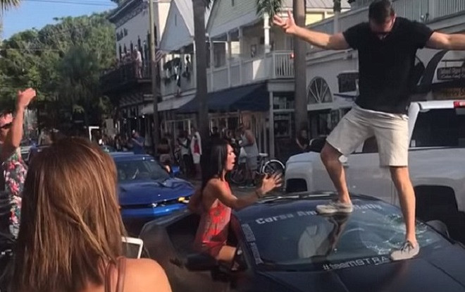 Ham hố thể hiện bản thân, nam thanh niên 'làm đau' siêu xe tiền tỷ Ảnh 2