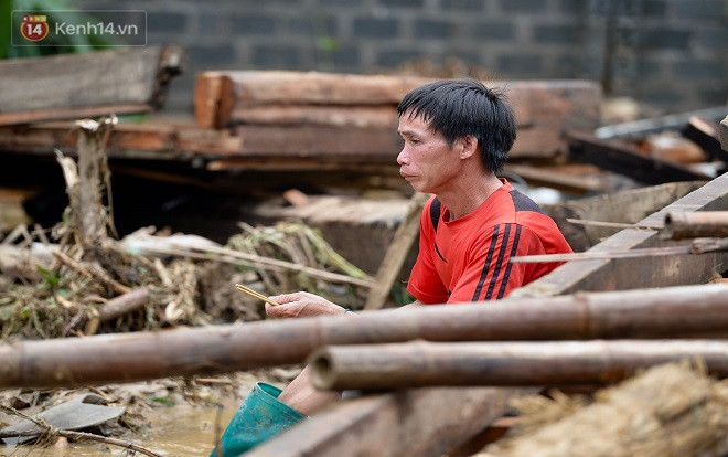 Nước mắt hòa cùng mưa lũ Yên Bái: Cha cầm nén hương thắp con trai 2 tuổi, đau đớn tìm người vợ trong đống đổ nát Ảnh 2