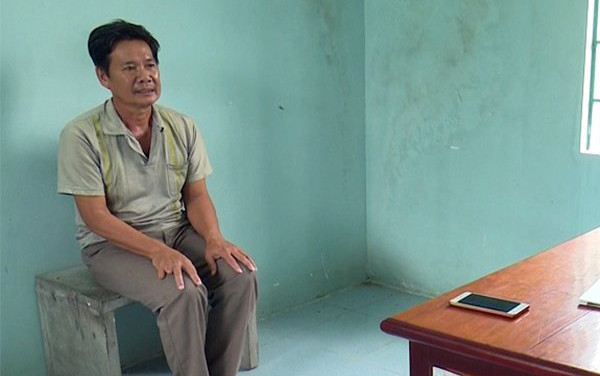 Gã đàn ông cho bé gái xem phim 'đen' rồi giở trò dâm ô bằng cọng rau Ảnh 2