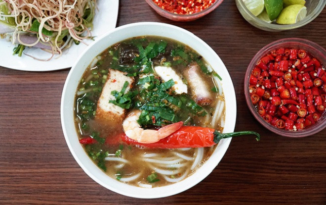 Quán bún mắm 20 năm ở Sài Gòn: mỗi ngày bán hơn 100 kg bún Ảnh 2