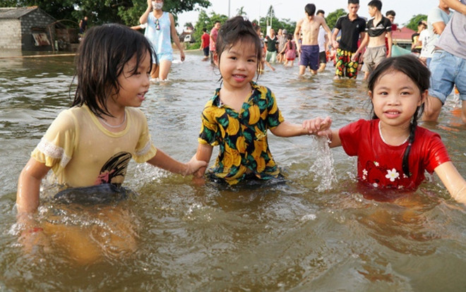 Mưa ngập ở Hà Nội: Trẻ em vùng vẫy bơi lộ ngay giữa đường… quốc lộ Ảnh 2