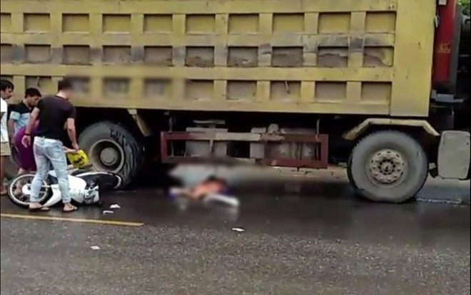 Người phụ nữ đi xe máy bị ô tô tải cán qua người tử vong thương tâm Ảnh 2