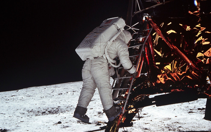 Ai là người quay/chụp lại khoảnh khắc Neil Armstrong trở thành người đầu tiên đặt chân lên Mặt Trăng? Ảnh 2