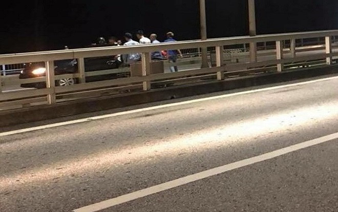 Uống acid sau khi được CSGT ngăn việc nhảy cầu Ảnh 2