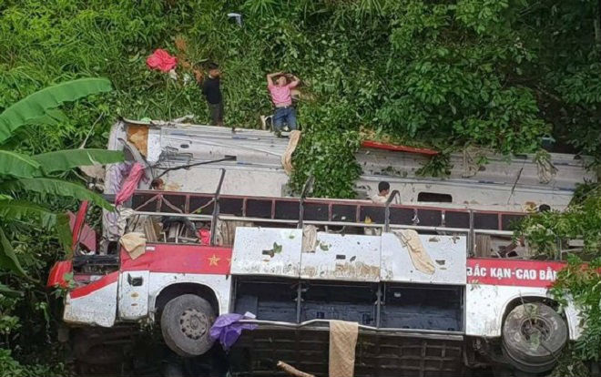 Tạm giữ tài xế xe khách lao xuống vực khiến 4 người chết, 16 người bị thương Ảnh 2