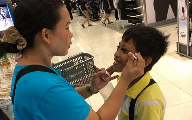 Mẹ đưa con trai đồng tính đi mua mỹ phẩm, trang điểm cho con giữa trung tâm mua sắm khiến cộng đồng mạng xúc động Ảnh 2