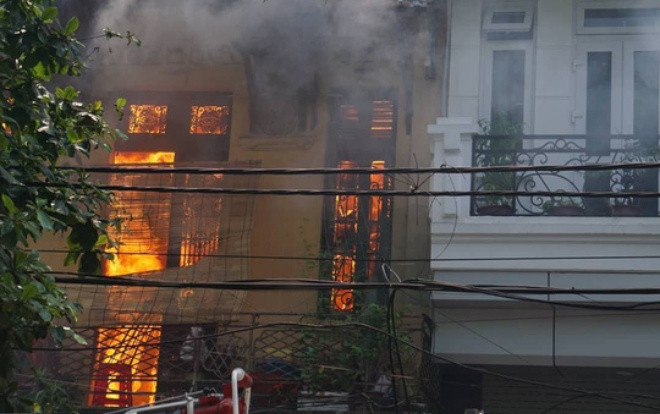 Cháy lớn tại ngôi nhà xây kiểu Pháp trên phố cổ Hà Nội, nhiều cháu nhỏ may mắn chạy thoát ra ngoài Ảnh 2