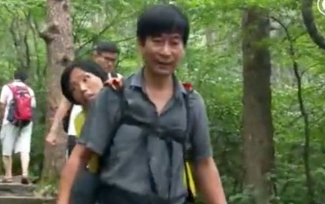 Cảm động người chồng địu vợ bị bệnh đi khắp Trung Quốc Ảnh 2