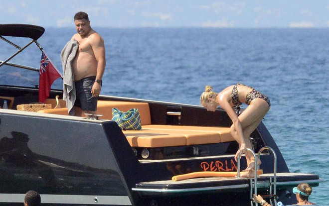 Ronaldo 'béo' thuê du thuyền đi tắm biển cũng siêu mẫu nóng bỏng Ảnh 2