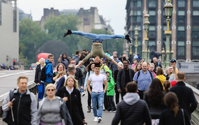 Quốc Cơ - Quốc Nghiệp chồng đầu đi khắp đường phố nước Anh trong sự ngưỡng mộ của nhiều người Ảnh 2