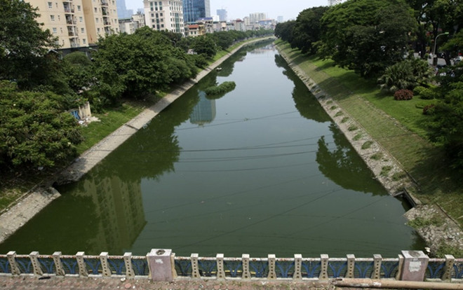 Nước sông Tô Lịch chuyển màu xanh như nước hồ Gươm Ảnh 2