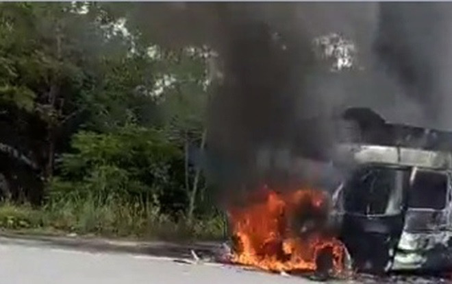 Xe tang bất ngờ bốc cháy dữ dội, cả gia đình ôm hài cốt bỏ chạy Ảnh 2