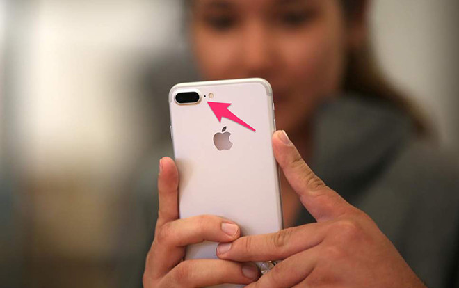 Dùng iPhone đã lâu nhưng bây giờ tôi mới hiểu lỗ tròn nhỏ ở bên cạnh camera sau dùng để làm gì Ảnh 2