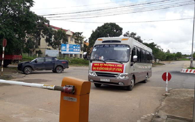 Người Việt ùn ùn kéo về nước tránh lũ sau vụ vỡ đập thủy điện ở Lào Ảnh 2