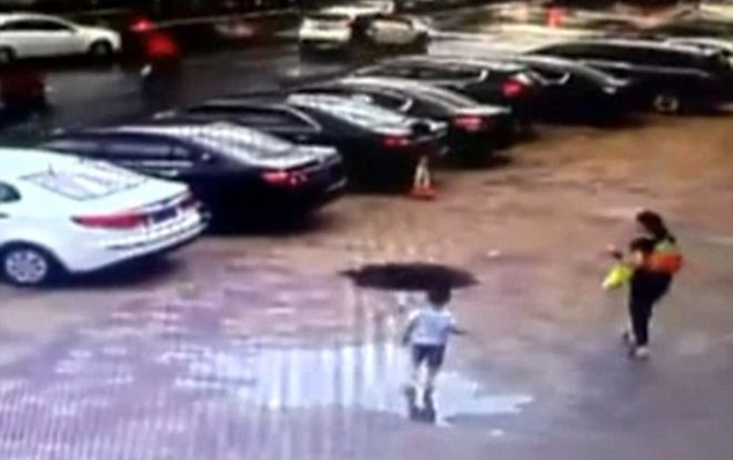 Vỉa hè bất ngờ sụt lún, 'nuốt chửng' cụ ông xuống hố sâu Ảnh 2