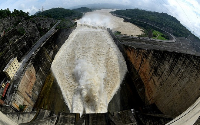Cảnh tượng kinh hoàng khi đập thủy điện tại Lào vỡ: Nước ồ ạt đổ xuống nhấn chìm hàng nghìn ngôi nhà Ảnh 2