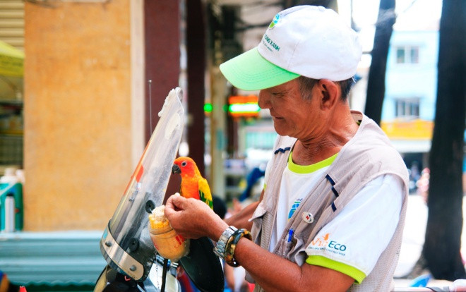 Chiếc xe cứu thương 'mini' tự chế và chuyện ông lão nhặt rác thích làm chuyện bao đồng ở Sài Gòn Ảnh 2