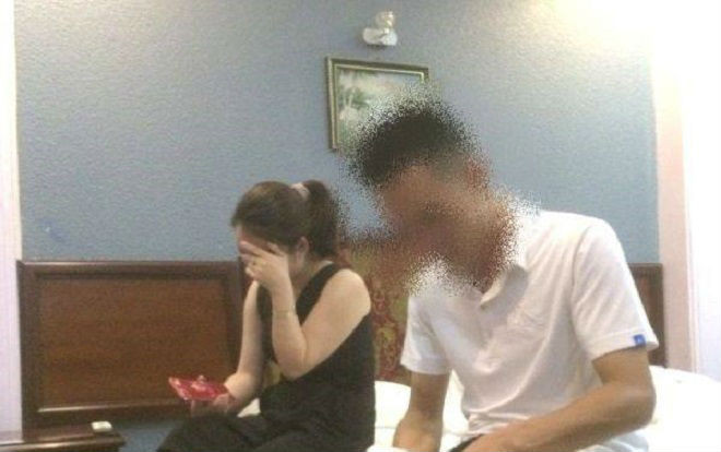 Nghi vợ có quan hệ ngoài luồng, chồng theo dõi bắt quả tang vợ vào nhà nghỉ cùng cán bộ CSGT Ảnh 2
