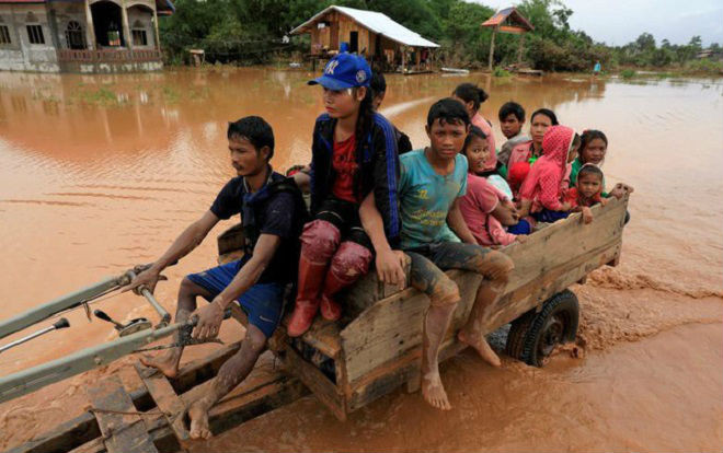 Chùm ảnh: Người dân chật vật trở về nhà sau thảm họa vỡ đập thủy điện ở Lào Ảnh 2