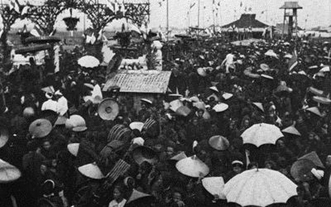 Gông cổ một tháng, đánh 100 roi nếu mang tài liệu vào phòng thi Ảnh 2