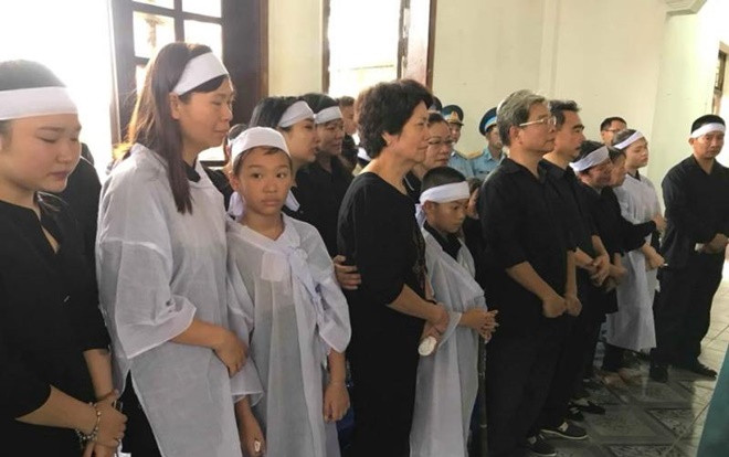 Nghẹn ngào tiễn biệt 2 chiến sĩ phi công hy sinh trong vụ rơi máy bay ở Nghệ An Ảnh 2