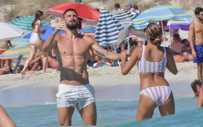 Giroud khoe dáng cùng bà xã nóng bỏng Ảnh 2