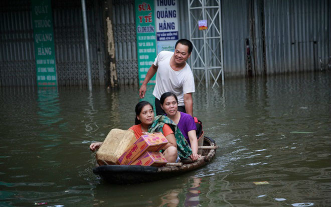 Ngoại thành Hà Nội ngập trong biển nước, người dân phải dùng thuyền để di chuyển Ảnh 2