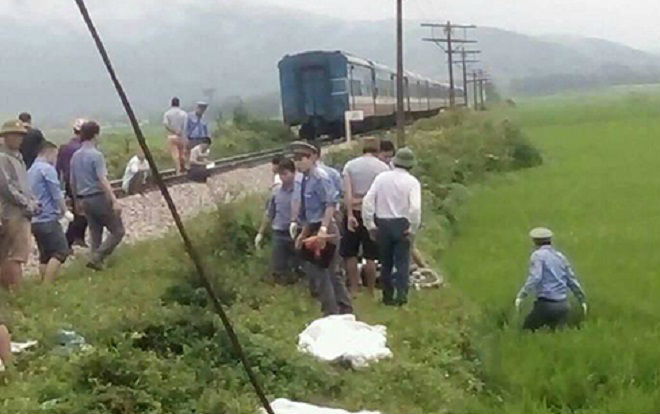 Băng qua đường ray, cặp vợ chồng bị tàu hỏa kéo lê 30m tử vong thương tâm Ảnh 2