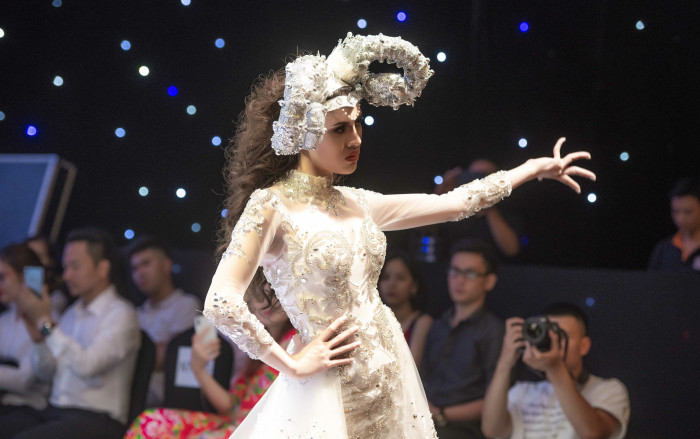 Thư Dung lạnh lùng mang ‘sừng cừu’ làm vedette show váy cưới Ảnh 2