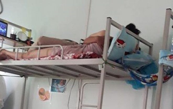 Thêm một cô nàng dẫn bạn trai về phòng kí túc xá 'thân mật' khiến bạn cùng phòng 'muốn đi vệ sinh cũng chẳng dám' Ảnh 2