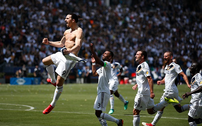 Ibrahimovic khiến NHM Mỹ 'phát rồ' khi lập hattrick Ảnh 2