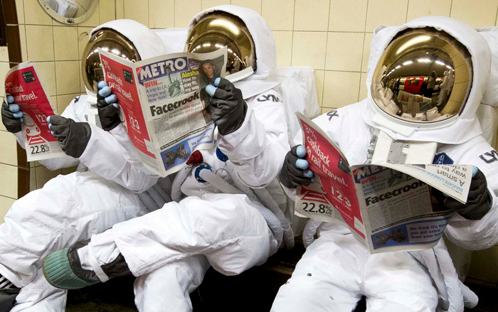 Các nhà du hành nói chuyện kiểu gì trong môi trường vũ trụ không truyền được âm thanh? Ảnh 2