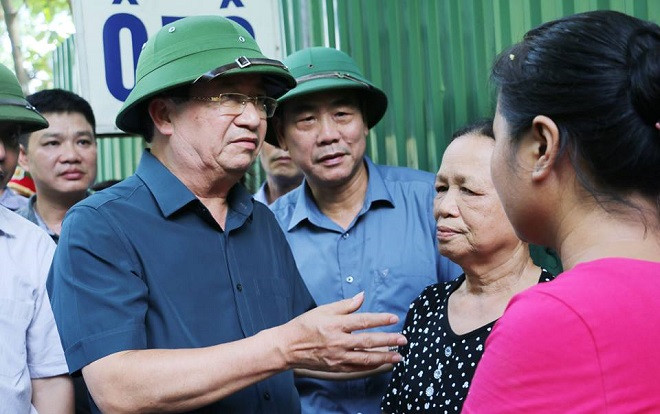 Vụ nhiều nhà dân bị ‘nuốt chửng’ xuống sông Đà: Phó Thủ tướng trực tiếp đến hiện trường thăm hỏi, động viên người dân Ảnh 2