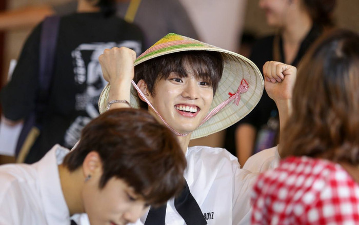 Đội nón lá truyền thống trong buổi fansign, The Boyz thật biết cách chiều chuộng fan Việt! Ảnh 2