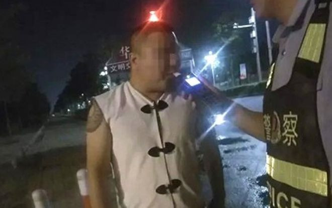 Nực cười tài xế say xỉn giả làm đầu bếp trốn cảnh sát Ảnh 2