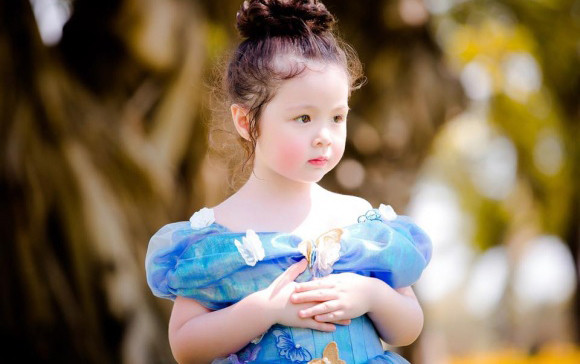 Con gái Elly Trần gấp quần áo, trách mẹ vứt đồ bừa bãi Ảnh 2