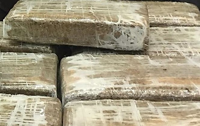 Cả gan vứt 400 kg cần sa bên vệ đường Ảnh 2