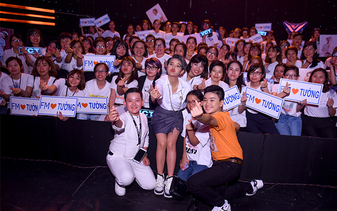 [Độc quyền] Vũ Cát Tường cùng fan đồng ca 'Come back home' tại hậu trường The Voice Kids 2018 Ảnh 2