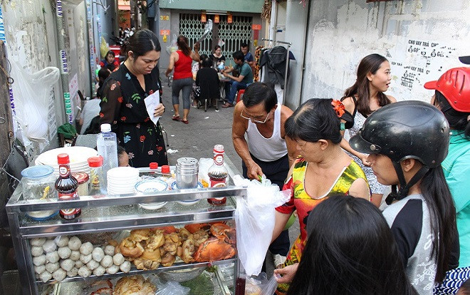 Quán bánh canh 300.000 đồng/tô trong hẻm Sài Gòn, khách vẫn chờ ăn Ảnh 2