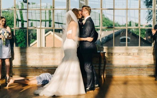 Phù dâu ngất xỉu ngay khoảnh khắc cô dâu chú rể trao nụ hôn cưới Ảnh 2