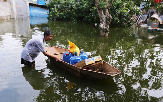 Người dân vùng ngập lụt ở Hà Nội chắt chiu nước sạch Ảnh 2