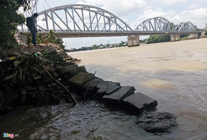 Hàng loạt căn nhà, khu chợ bị đổ ập xuống sông Đồng Nai Ảnh 16