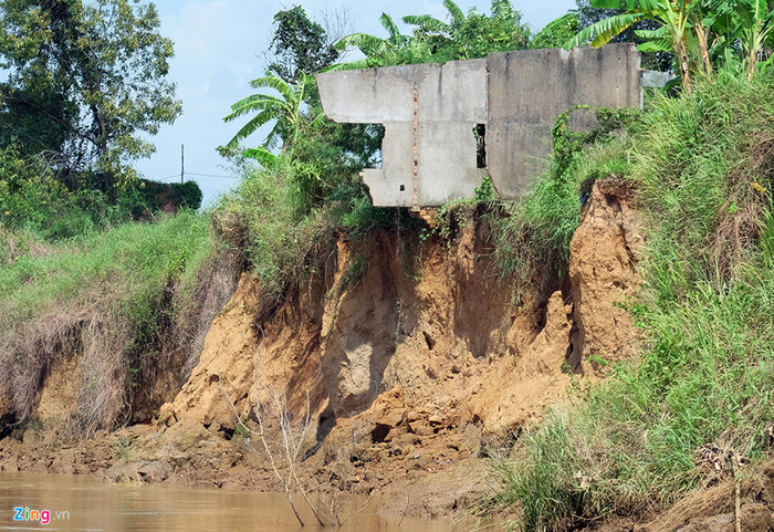 Hàng loạt căn nhà, khu chợ bị đổ ập xuống sông Đồng Nai Ảnh 7