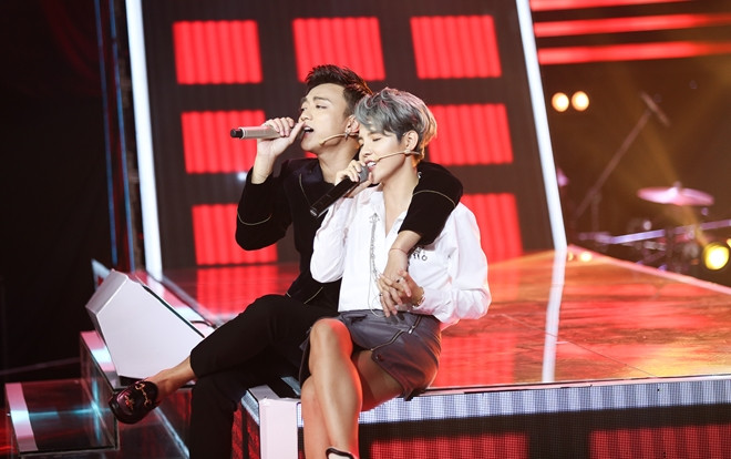 Không thể ngọt ngào hơn: Soobin Hoàng Sơn ôm chặt Vũ Cát Tường cùng song ca hit 'Yêu xa' Ảnh 2