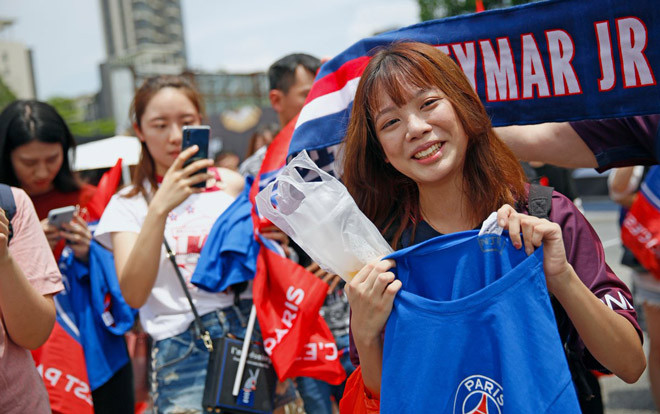 Sang Trung Quốc, Neymar được chào đón như người Hùng Ảnh 2