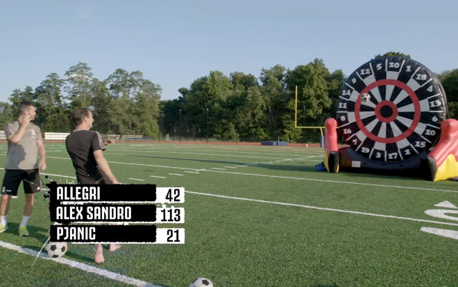 Clip: HLV và cầu thủ Juve thi nhau sút bóng vào bia phi tiêu Ảnh 2