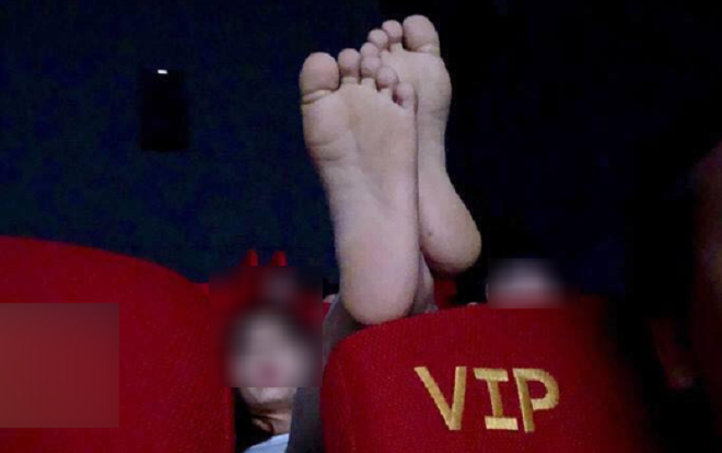 Cô gái mặc quần ngắn ngang nhiên gác 2 chân lên ghế trong rạp chiếu phim khiến bao người 'nhức mắt' Ảnh 2