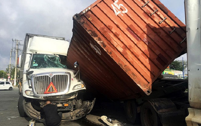 2 container đâm dồn toa, tài xế bị thương trong cabin bẹp dúm Ảnh 2