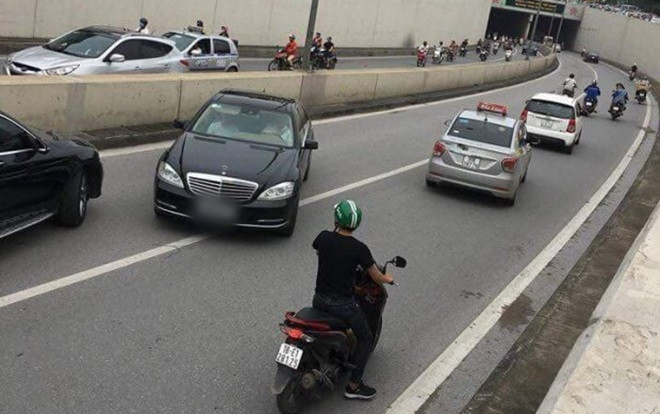 Tài xế lái xe mang biển 'ngũ quý' chạy ngược chiều trong hầm Kim Liên gây bức xúc Ảnh 2